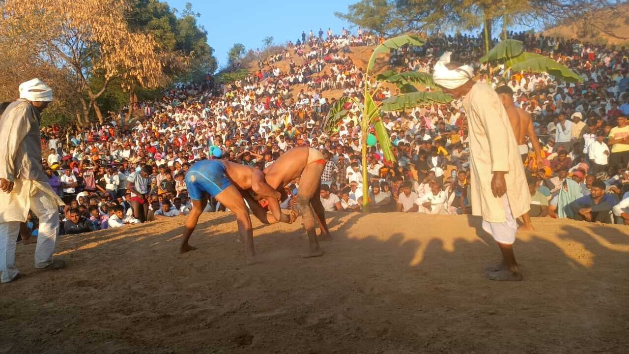 भोरेयां में विराट दंगल का आयोजन, बिहार व यूपी के नामी गिरामी पहलवानों ने दिखाया दम