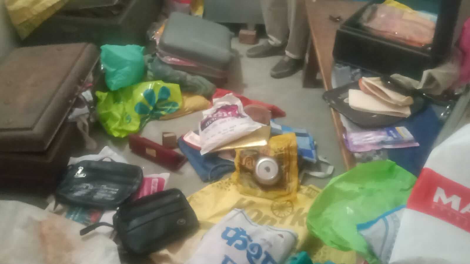 तीन अटैची व चार बक्सों का ताला तोड़ दो लाख नकद व जेवरात ले गये चोर