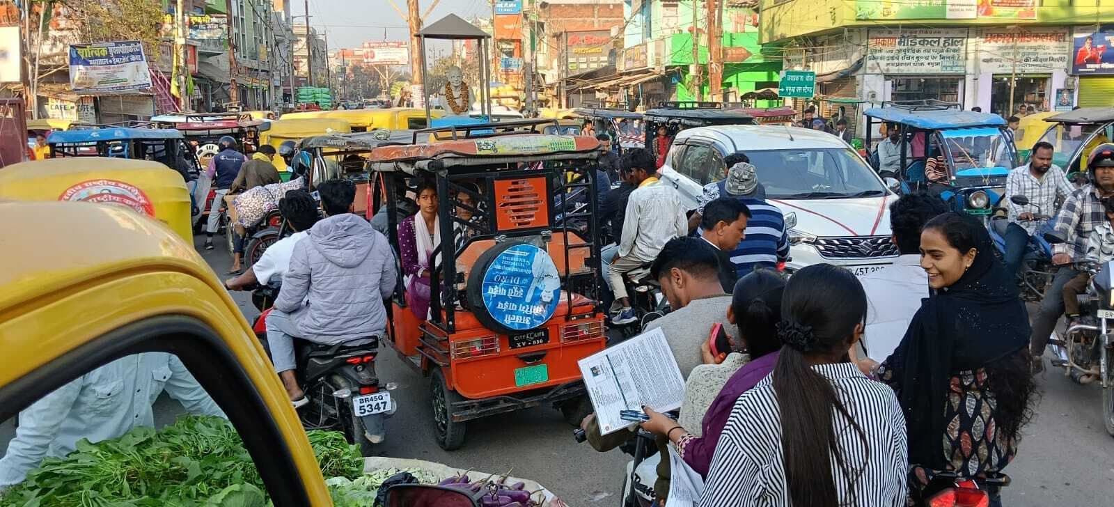 मैट्रिक परीक्षा के पहले दिन ही चरमरायी ट्रैफिक व्यवस्था, भीषण जाम से परीक्षार्थी रहे हलकान
