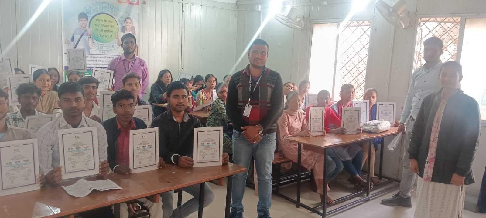 कुशल युवा कार्यक्रम के प्रशिक्षुओं को मिला प्रमाणपत्र