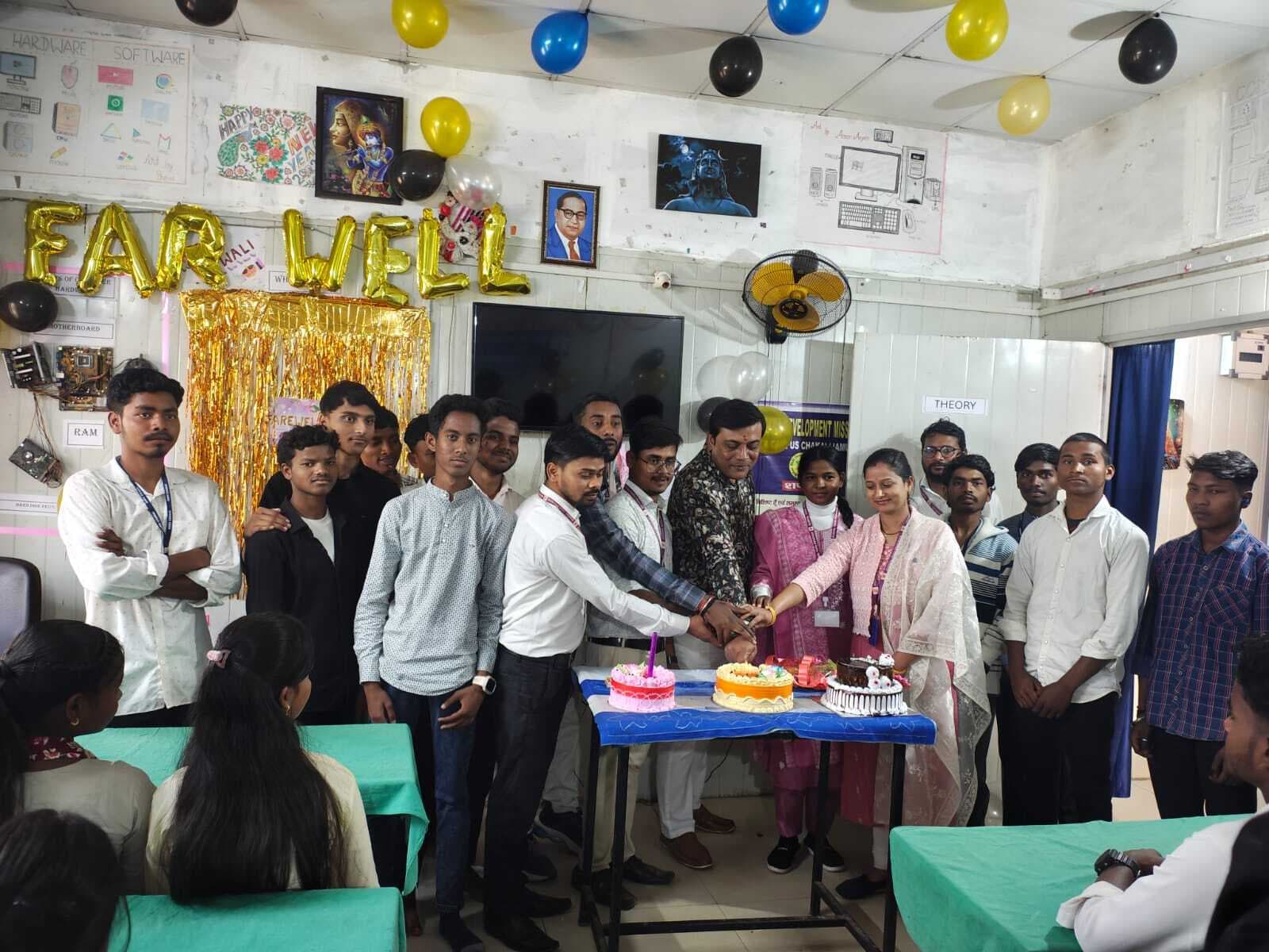 प्रशिक्षण प्राप्त छात्र-छात्राओं को दी गयी विदाई