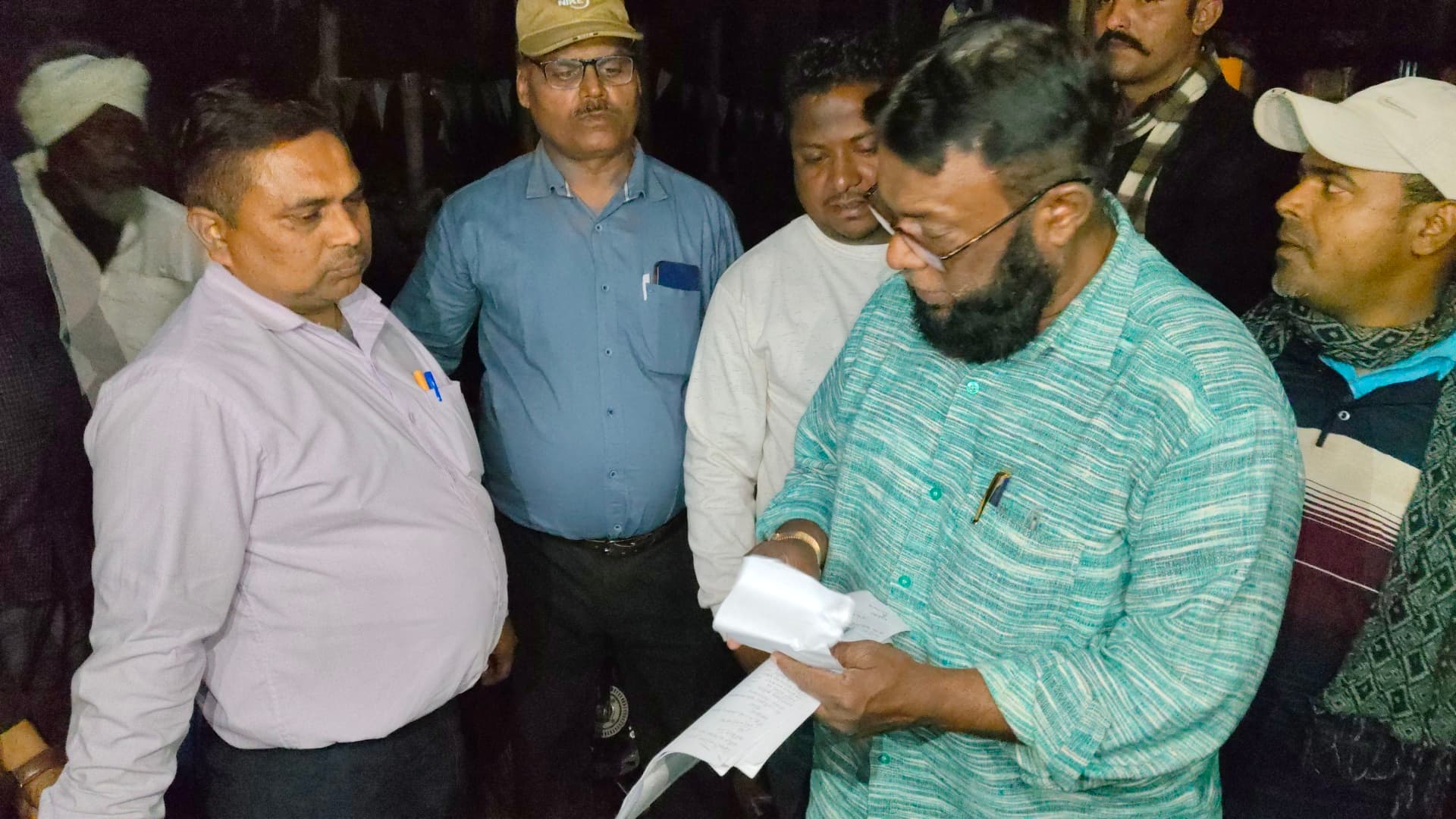 निगरानी की टीम ने रिश्वत लेते रंगे हाथ खनन विभाग के लिपिक व परिचारी को किया गिरफ्तार