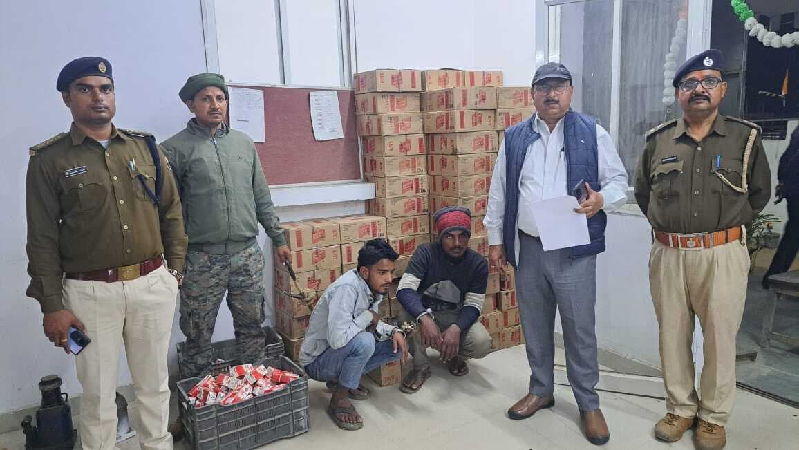 ट्रैक्टर के तहखाने से भारी मात्रा में शराब बरामद, दो गिरफ्तार