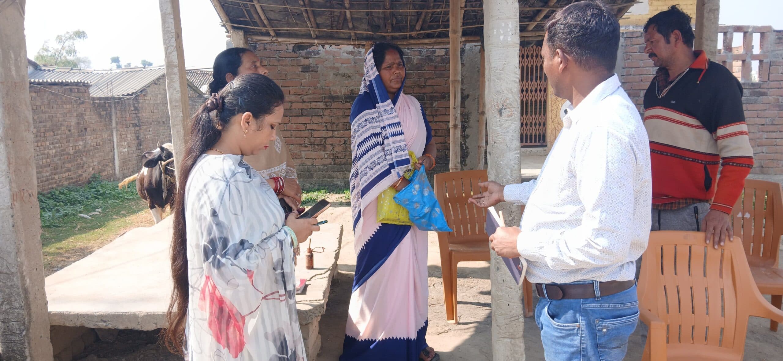 निरीक्षण के दौरान देवरी पंचायत के हेल्थ एंड वेलनेस सेंटर पर लटका रहा ताला, मांगा जबाव