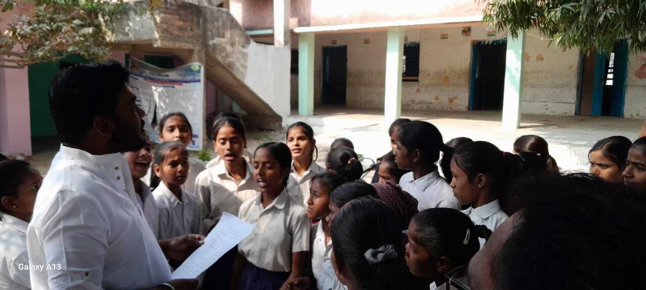 विद्यालय की समस्याओं को ले मुख्य पार्षद से मिले छात्र