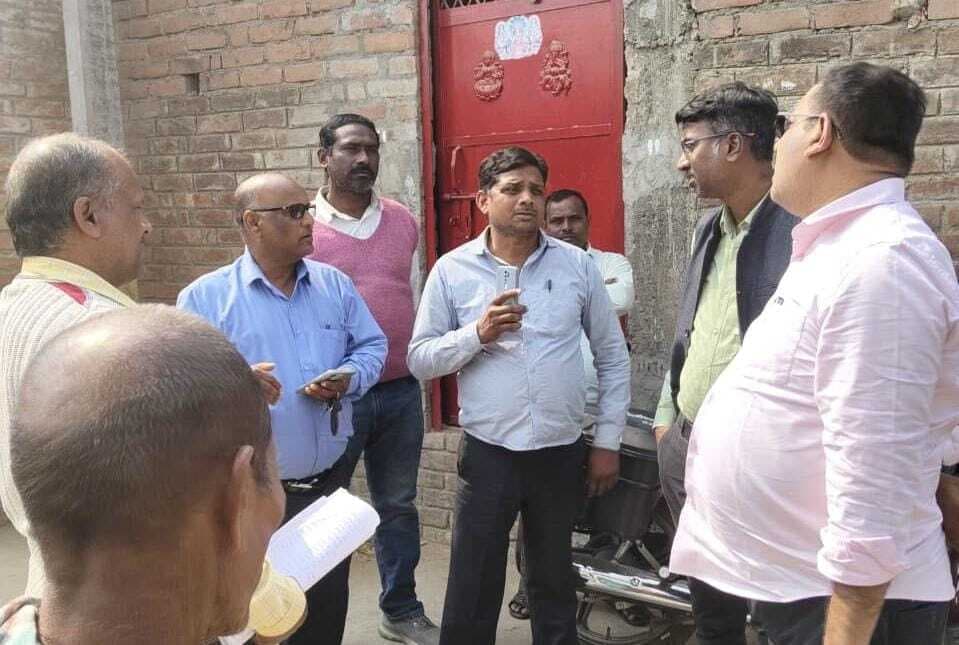 अधिकारियों की टीम ने फाॅर्मर रजिस्ट्रीकरण शिविरों का लिया जायजा