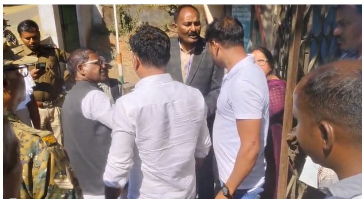 Bokaro News : कार्यालय को लेकर हंगामा, मामला पहुंचा थाना