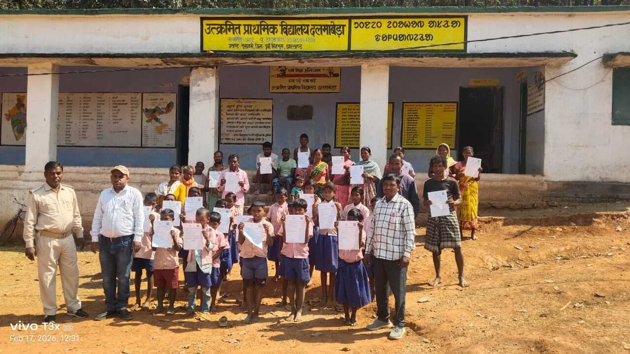East Singhbhum News : 1932 के खतियान पर दलमाबेड़ा के 26 बच्चों का बना जाति प्रमाण पत्र