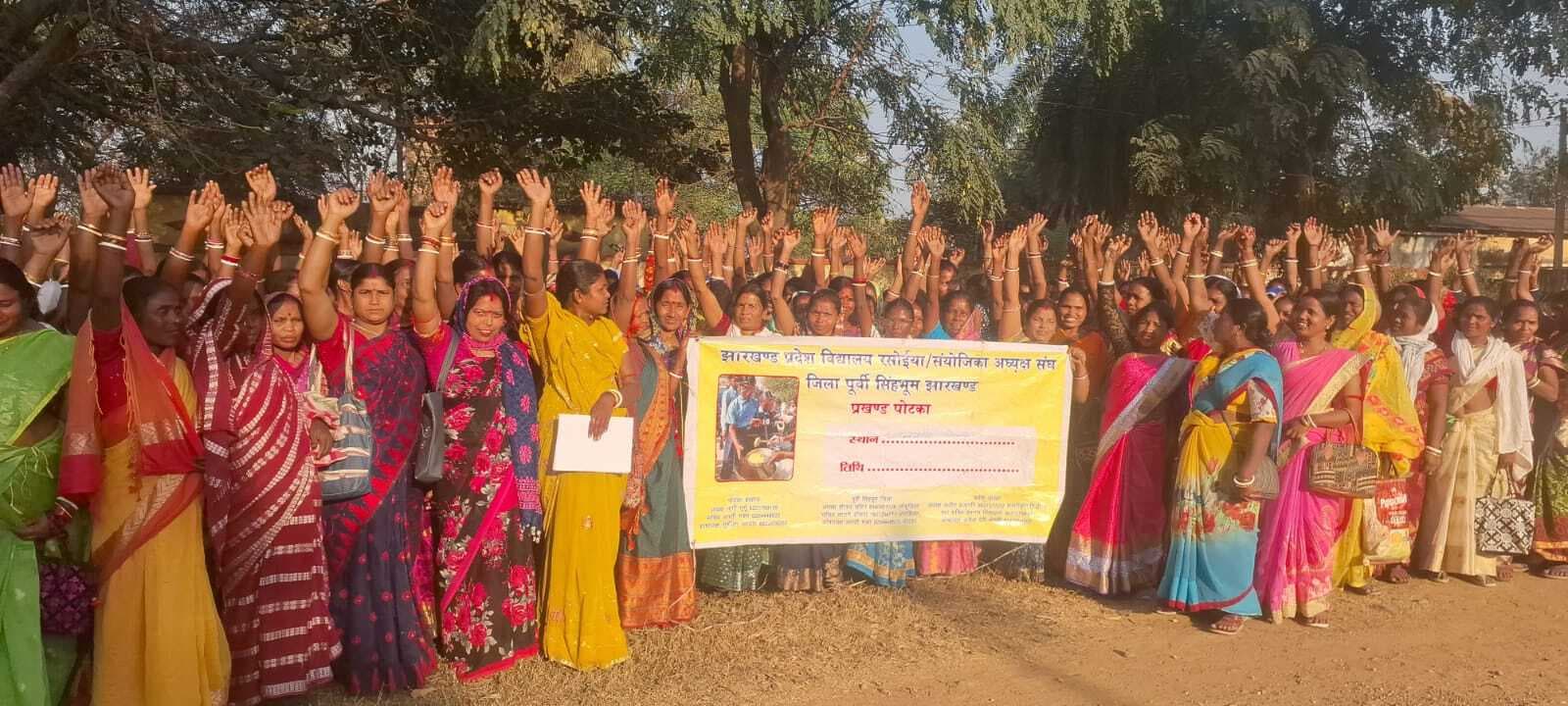 East Singhbhum News : पोटका प्रखंड के स्कूलों में नहीं बना मिड डे मील, भूखे रहे बच्चे