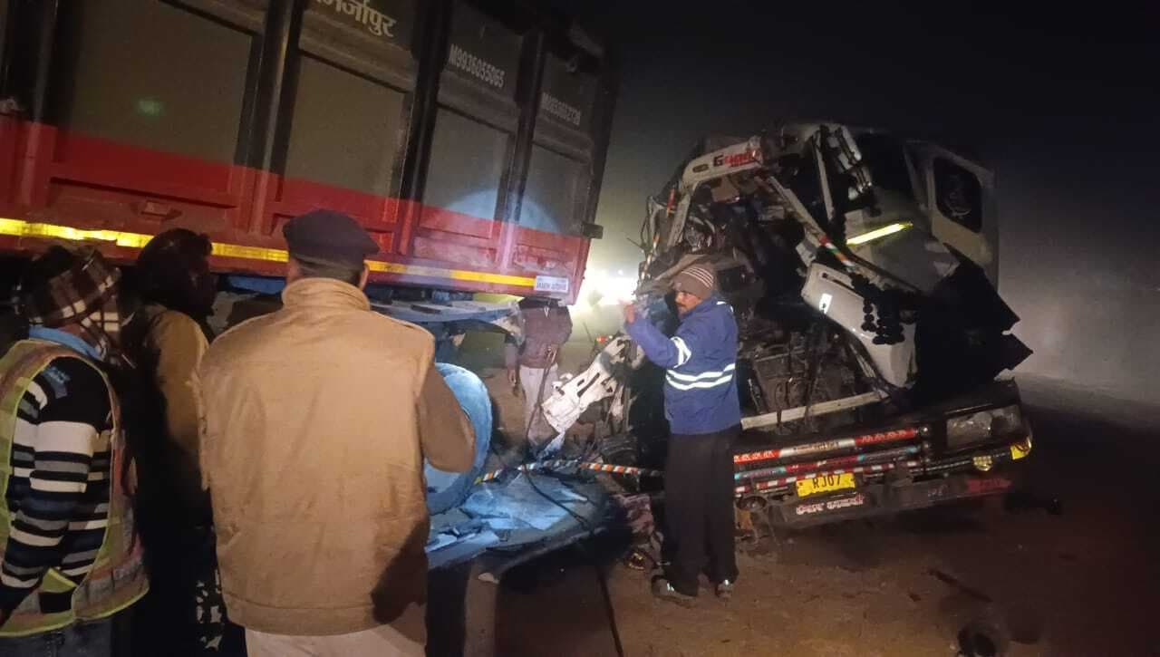 एनएच 19 पर डंपर-टेलर की भीषण टक्कर, खलासी की मौत व तीन घायल