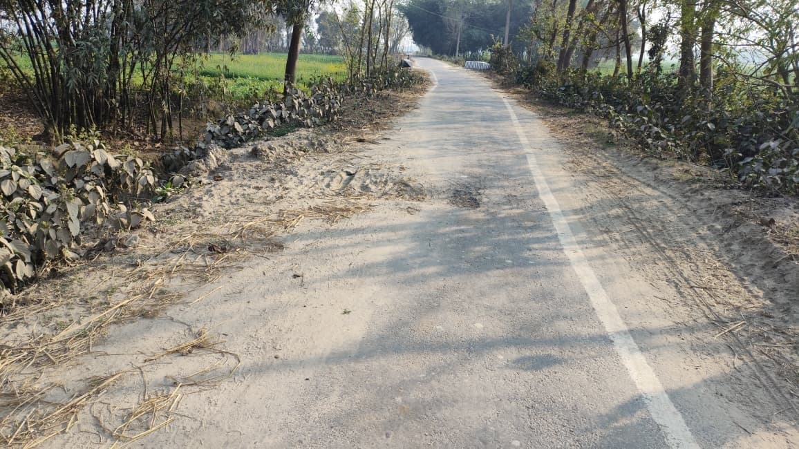 जगह-जगह उखड़ गयी गिट्टियां, बन गये हैं छोटे-बड़े गड्ढे