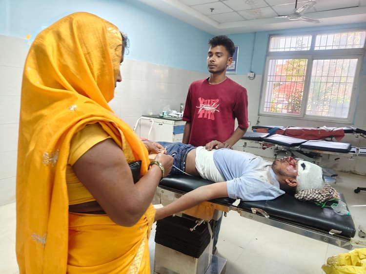 सड़क हादसे में बाइक सवार दो युवक जख्मी