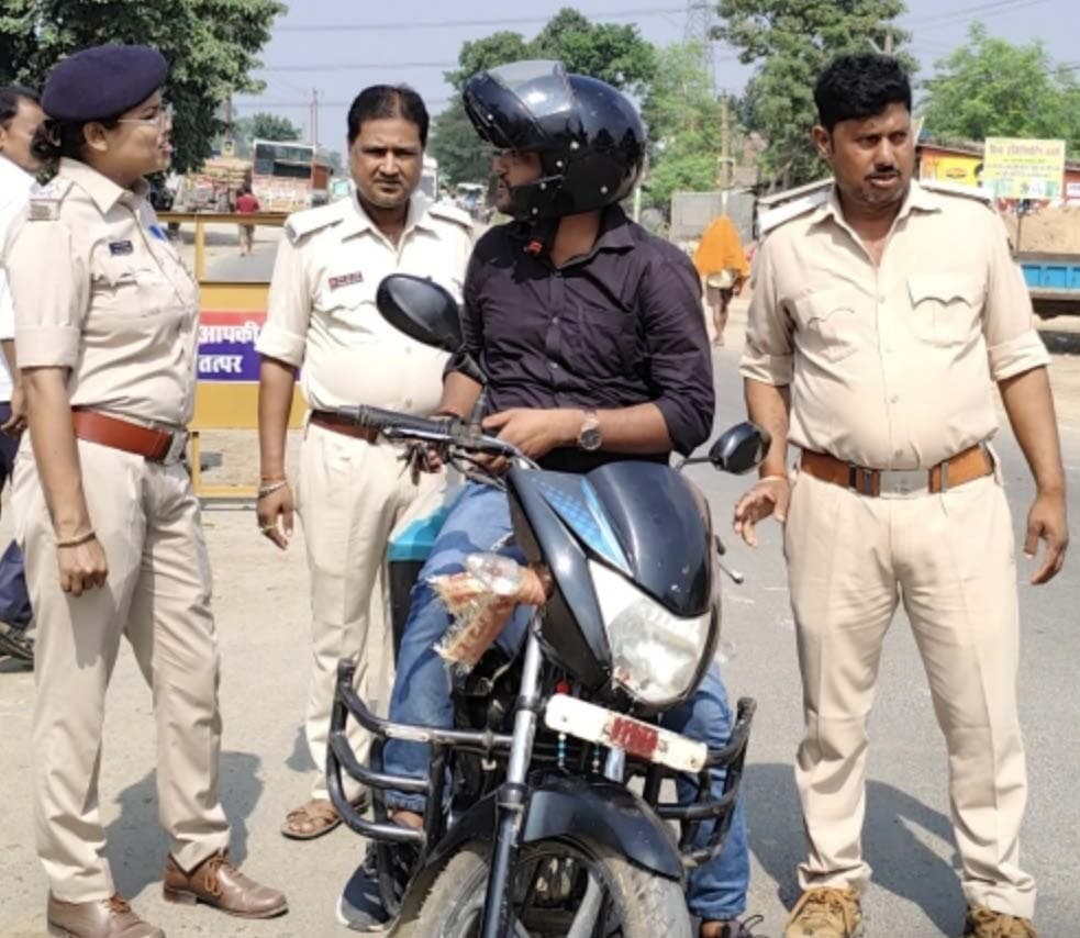 सघन वाहन जांच में पुलिस ने वसूला जुर्माना