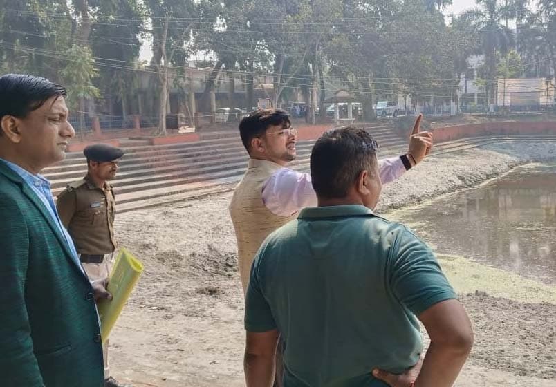 समाहरणालय परिसर स्थित तालाब का जल्द होगा कायाकल्प