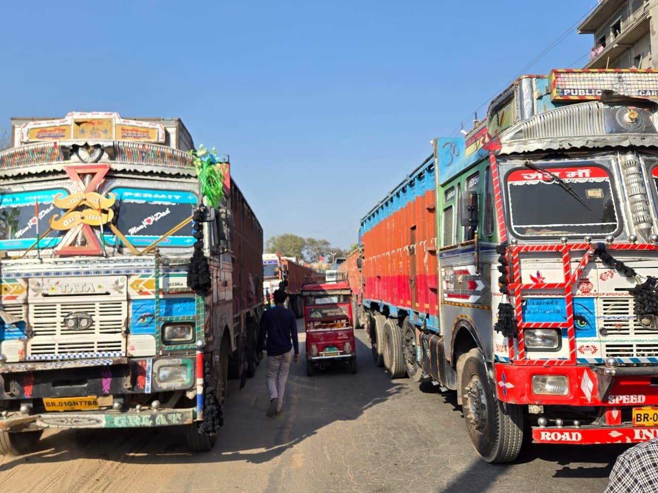चांदी से आ रहे बालू लदे ट्रक कोईलवर में बन रहे परेशानी के सबब