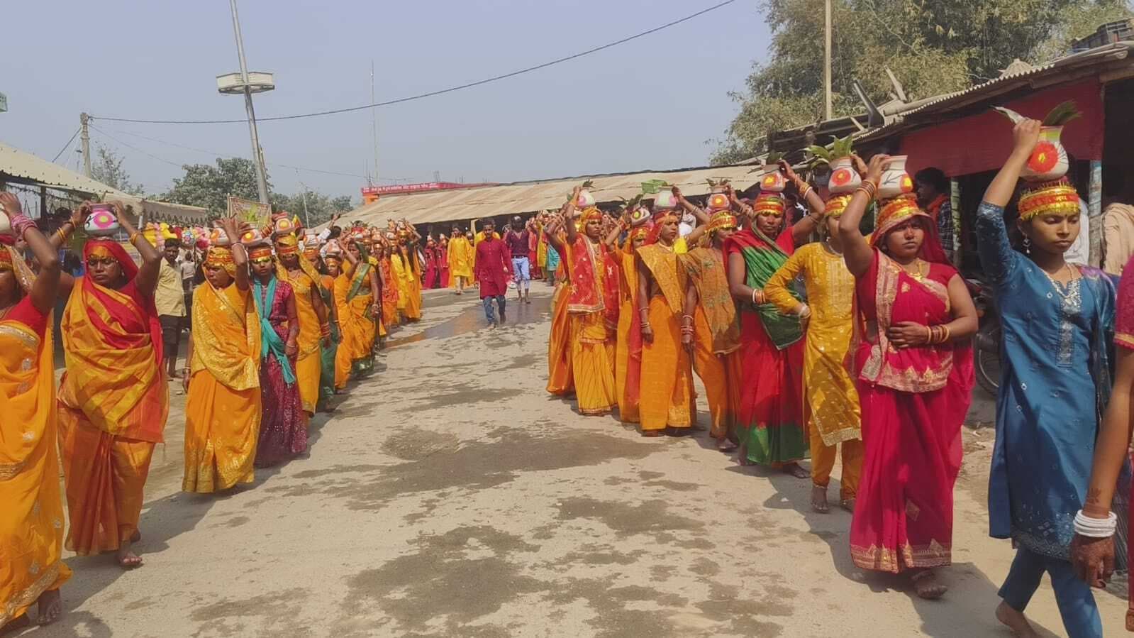 यज्ञ को लेकर निकली कलशयात्रा