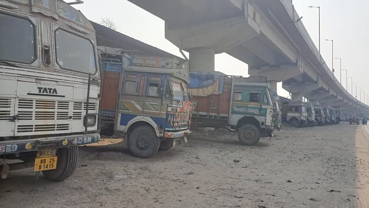 एनएच पर ओवर ब्रिज के नीचे अवैध पार्किंग के नीचे खड़े कर दिये जाते है वाहन, नप करेगी कार्रवाई