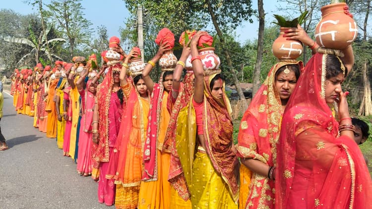 कलश यात्रा के साथ सात दिवसीय श्रीमद् भागवत कथा शुरू