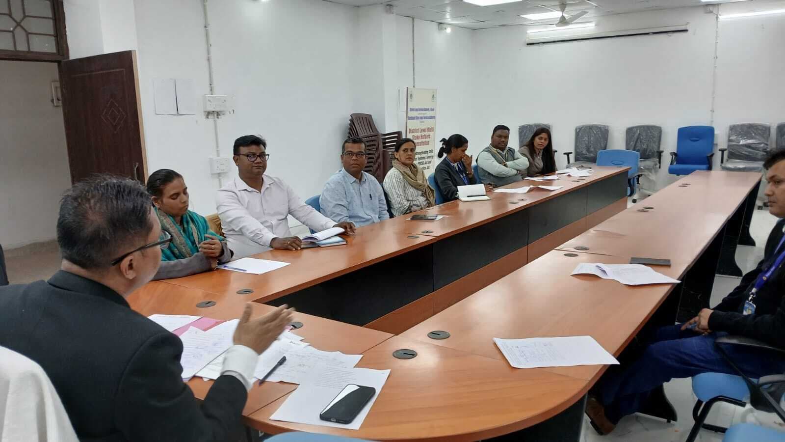 राष्ट्रीय लोक अदालत को लेकर बैंक के अधिकारियों के साथ बैठक