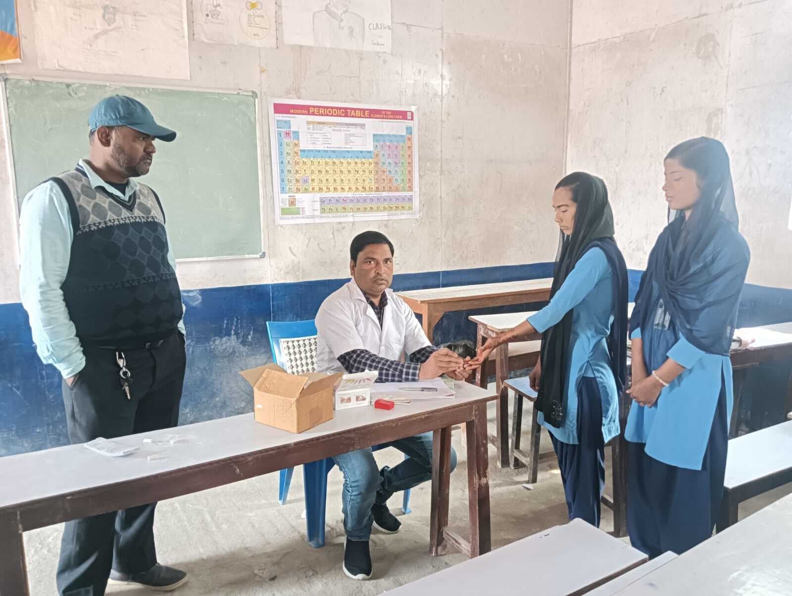 शिविर में छात्राओं के हीमोग्लोबिन की हुई जांच