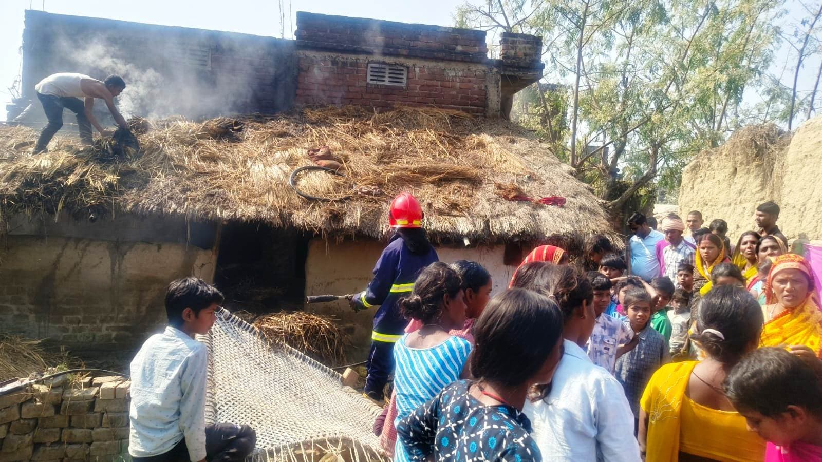 चूल्हे से निकली चिंगारी से फूस की झोपड़ी में लगी आग, हजारों की क्षति