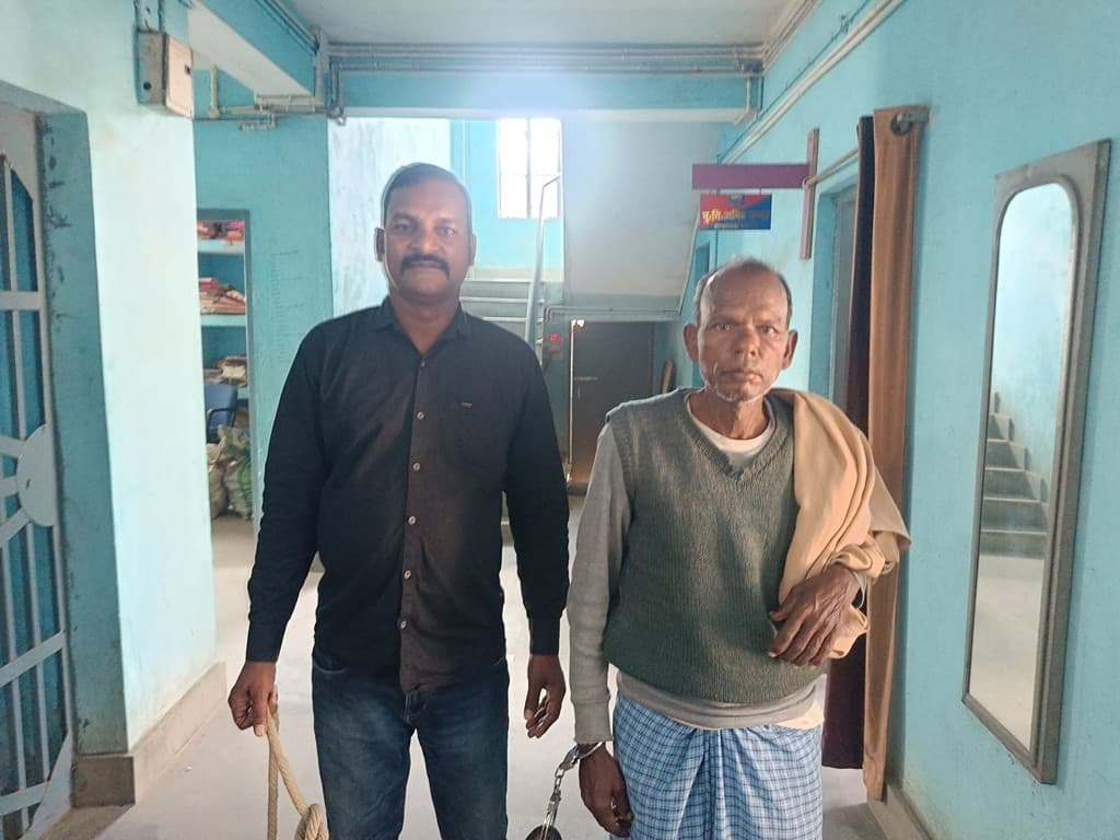 जगता में देसी कट्टा के साथ अपराधी को पकड़कर ग्रामीणों ने किया पुलिस के हवाले