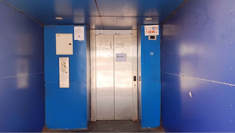 प्लेटफॉर्म संख्या दो और तीन पर पूरे दिन बंद रही लिफ्ट