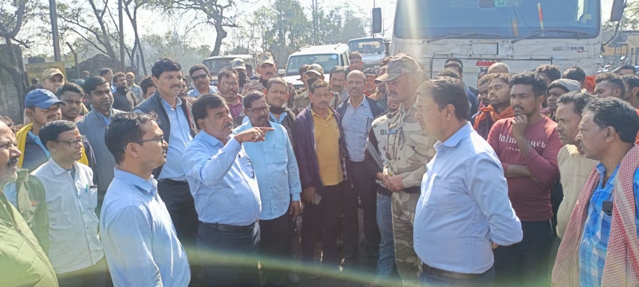 Dhanbad News: जाम की समस्या को लेकर फूटा लोगों का गुस्सा, मुराईडीह चेकपोस्ट पर ट्रांसपोर्टिंग की ठप