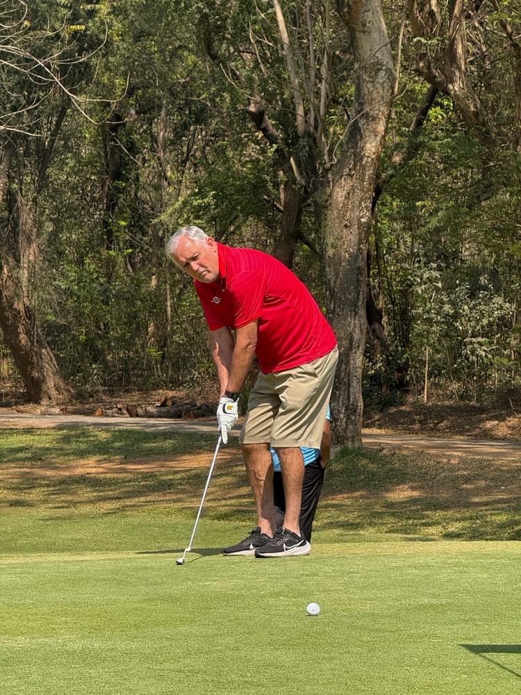 Jfc Head coach played golf: जेएफसी के कोच ने गोल्फ में आजमाये हाथ, तो, खिलाड़ी पहुंचे चिड़ाघर
