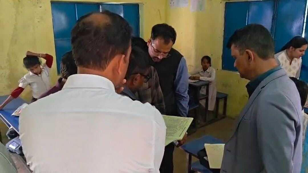 डीएम के विद्यालय निरीक्षण में मिली बच्चों की फर्जी उपस्थिति, दिए कारवाई के निर्देश
