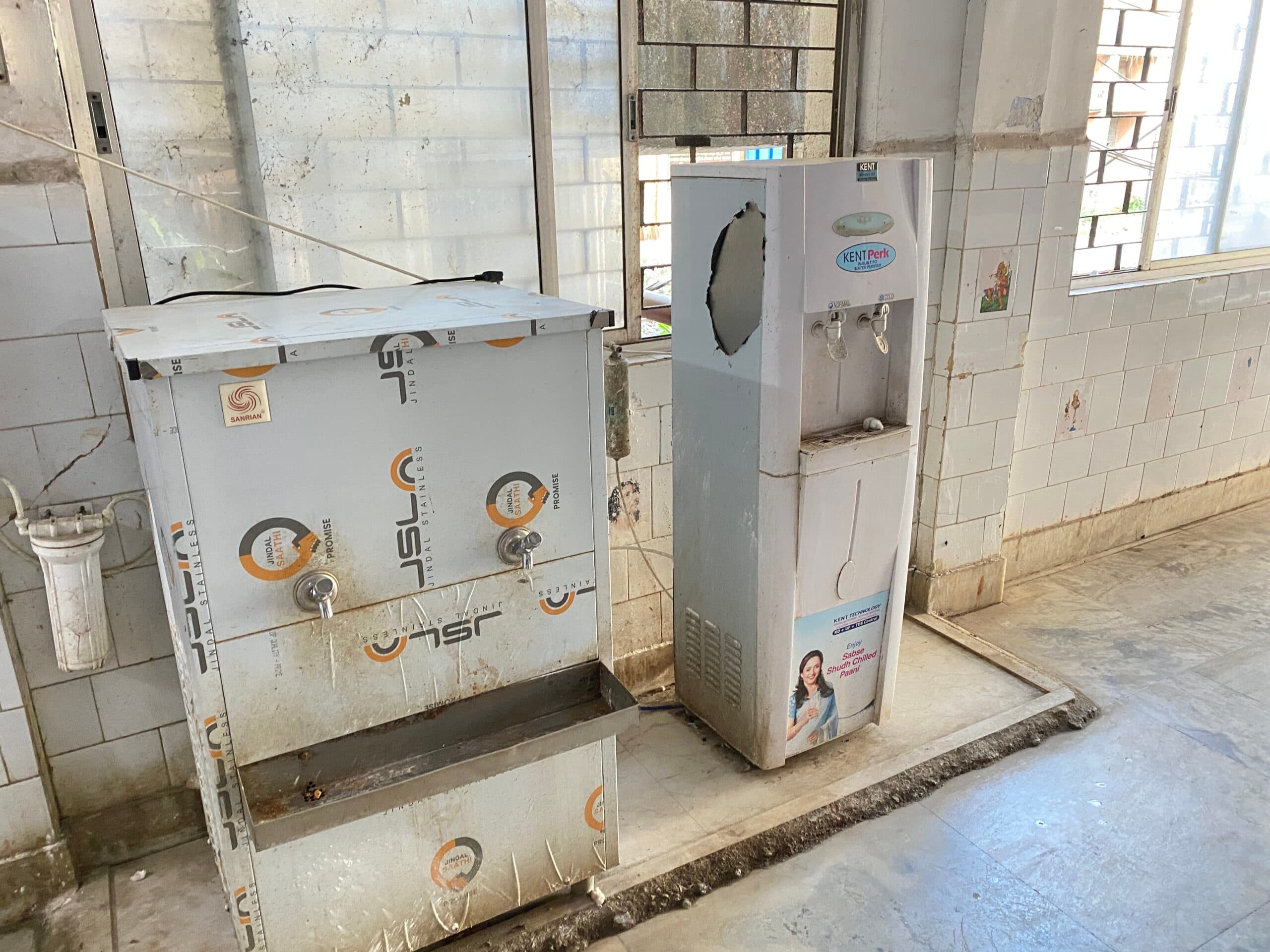 Giridih News :सदर अस्पताल : टंकी में बजबजा रहे कीड़े, जमे हैं शैवाल, मरीजों को जहर जैसा पानी पिला रहा प्रबंधन