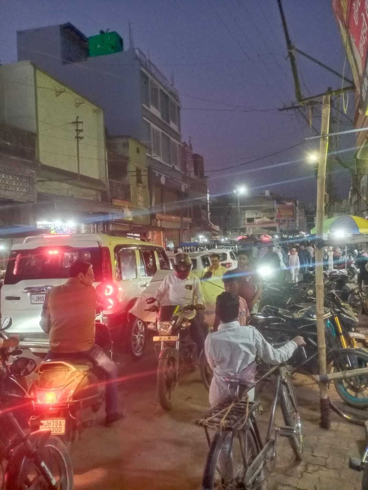 यातायात व्यवस्था चरमरायी, जाम से राहगीर परेशान