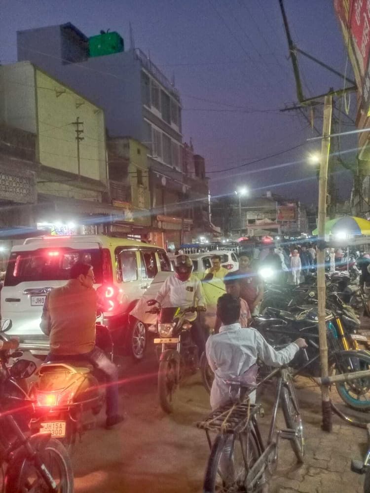 यातायात व्यवस्था चरमरायी, जाम से राहगीर परेशान