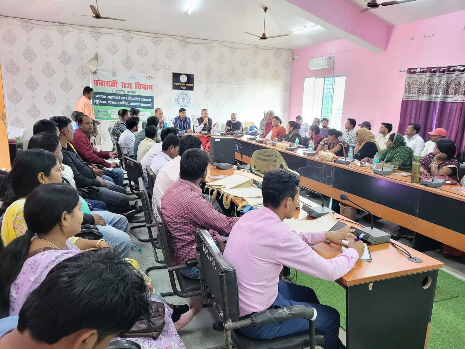 शिविर में मुखिया व पंचायत कर्मियों को मिला प्रशिक्षण