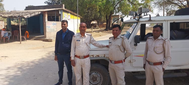 Giridih News :हाथी से बचाव के लिए लोगों को जागरूक कर रहे वन विभाग के अधिकारी