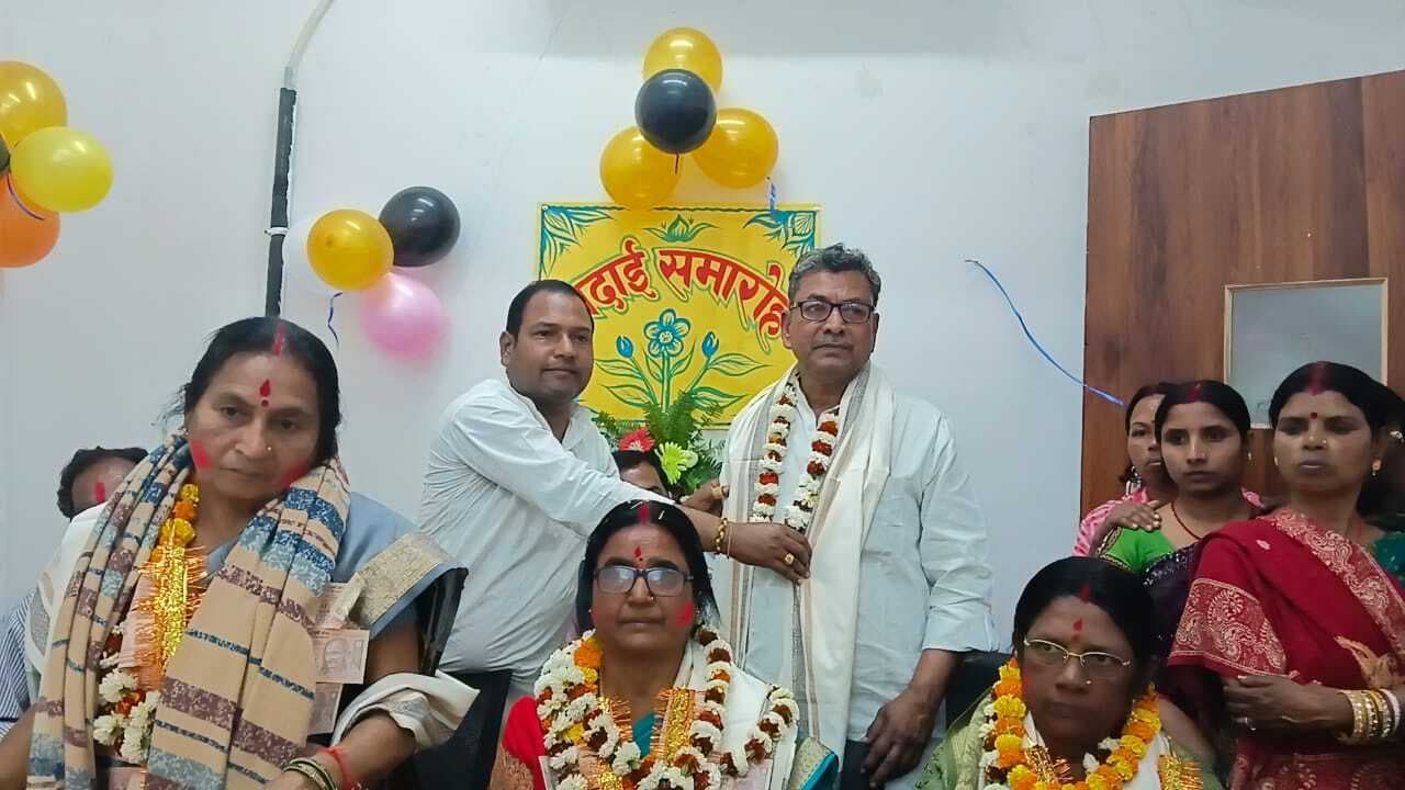 गोगरी अनुमंडलीय अस्पताल में अवकाश प्राप्त एएनएम को दी विदाई