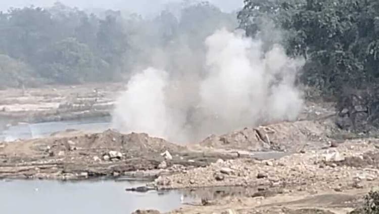 Bokaro News : कोनार नदी में धड़ल्ले से हो रहा अवैध पत्थर खनन