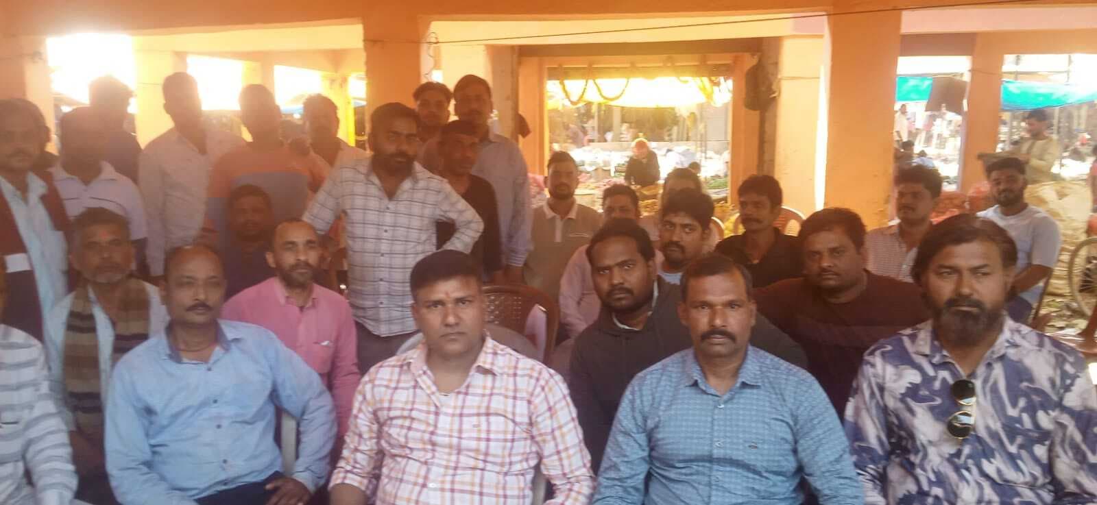 Chaibasa News : चाईबासा मंगलाहाट में बाजार शुल्क को लेकर विवाद, सब्जी विक्रेताओं में रोष