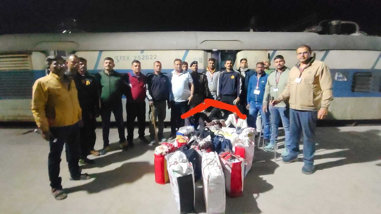 आसनसोल-गया पैसेंजर ट्रेन में 477 बोतल शराब जब्त