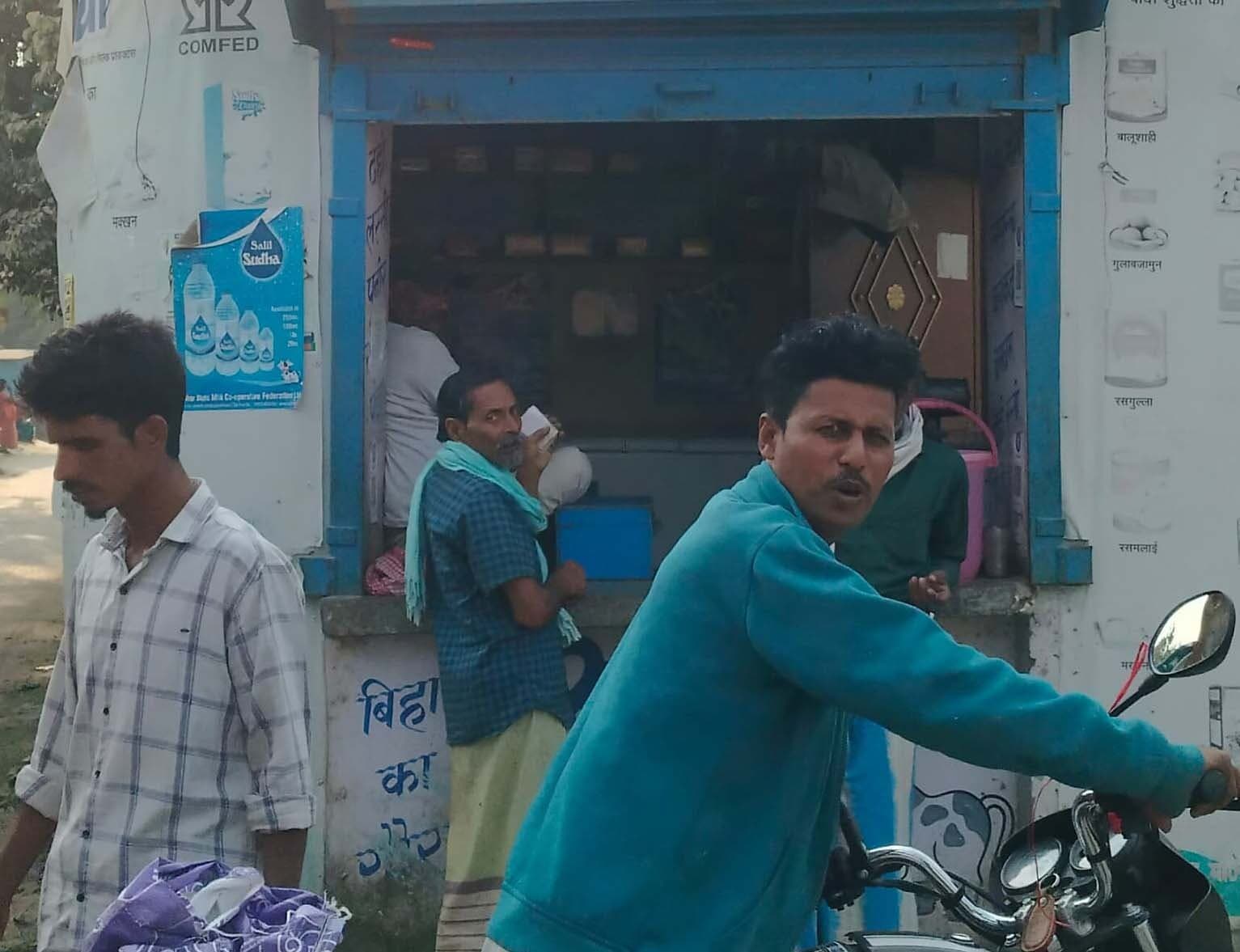 पहले रोजा में दूध की किल्लत से परेशान दिखे रोजेदार