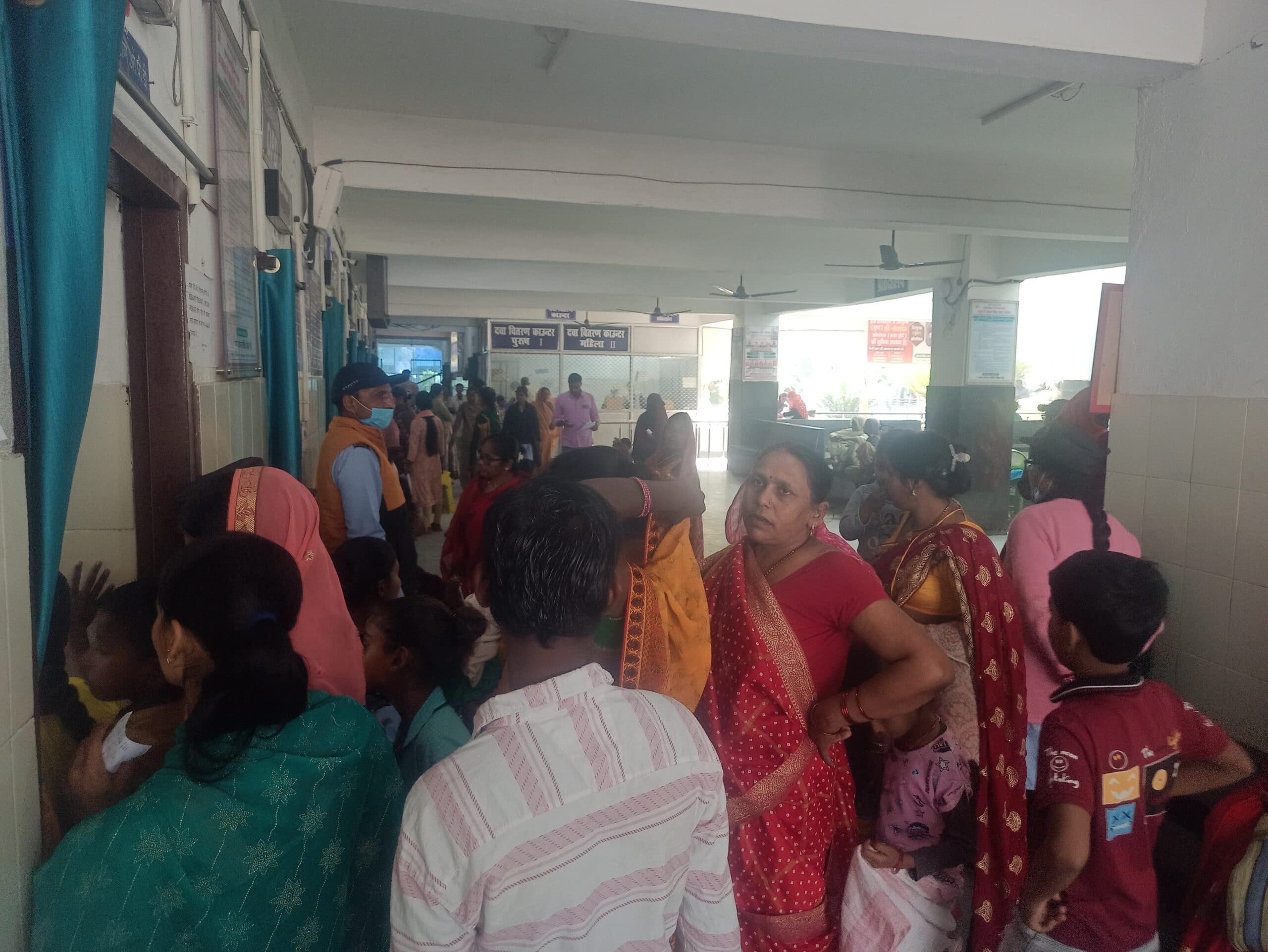 मौसम परिवर्तन का दिखने लगा असर, अस्पतालों में बढ़ी मरीजों की भीड़