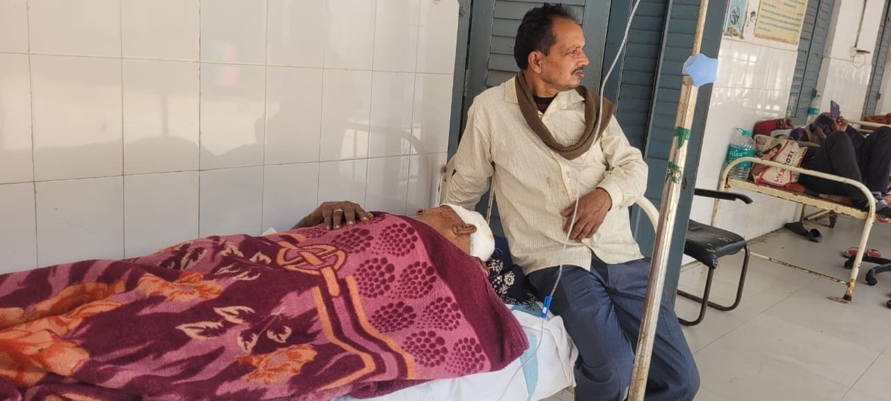 मंदिर में चोरी का विरोध करने पर बुजुर्ग पंडित दंपत्ति के साथ मारपीट, दानपेटी लेकर फरार