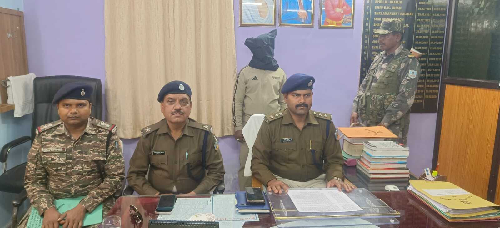 लेवी वसूलने, अवैध हथियार रखने के आरोप में एक गिरफ्तार