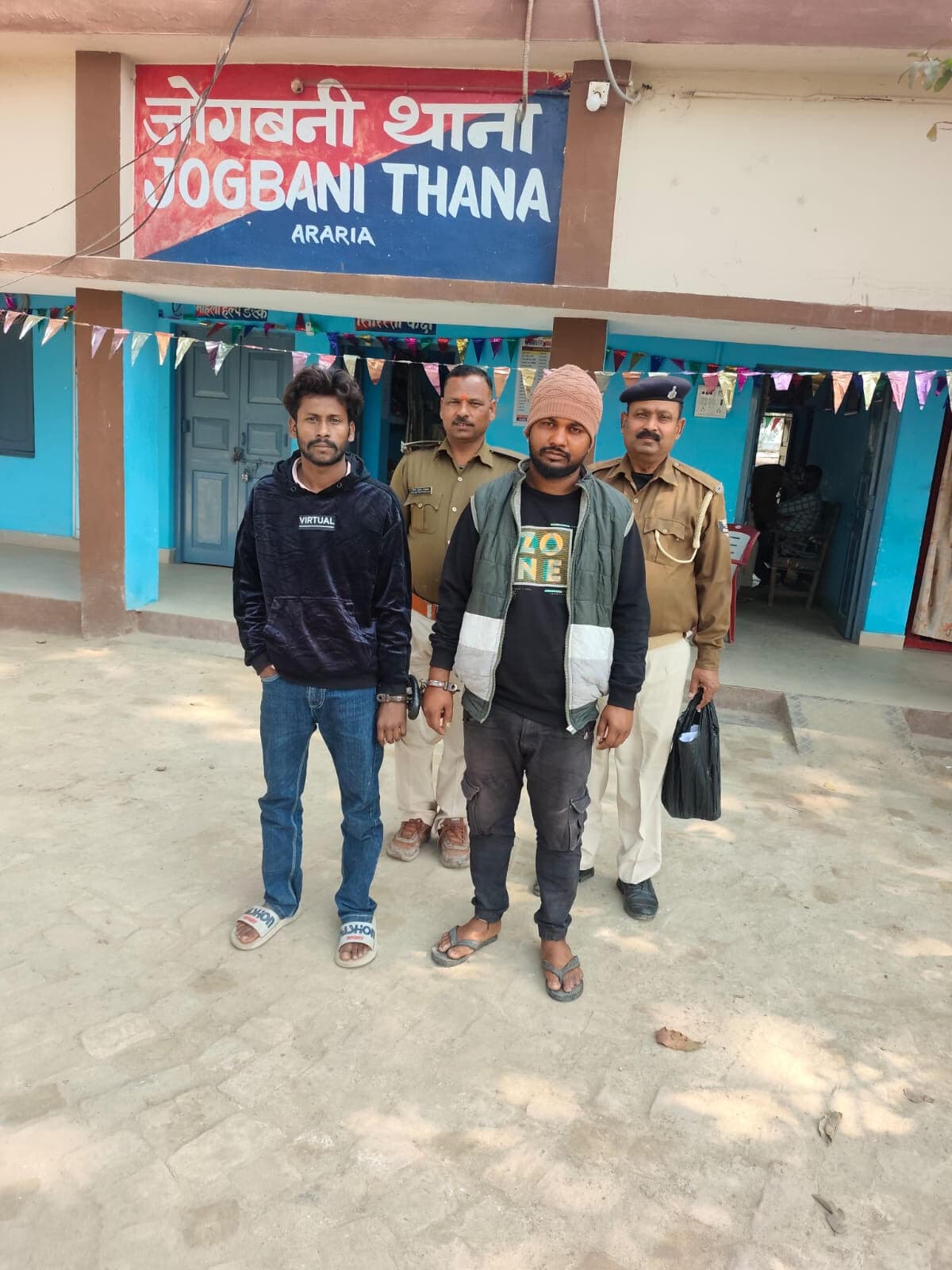 दो वारंटी गिरफ्तार