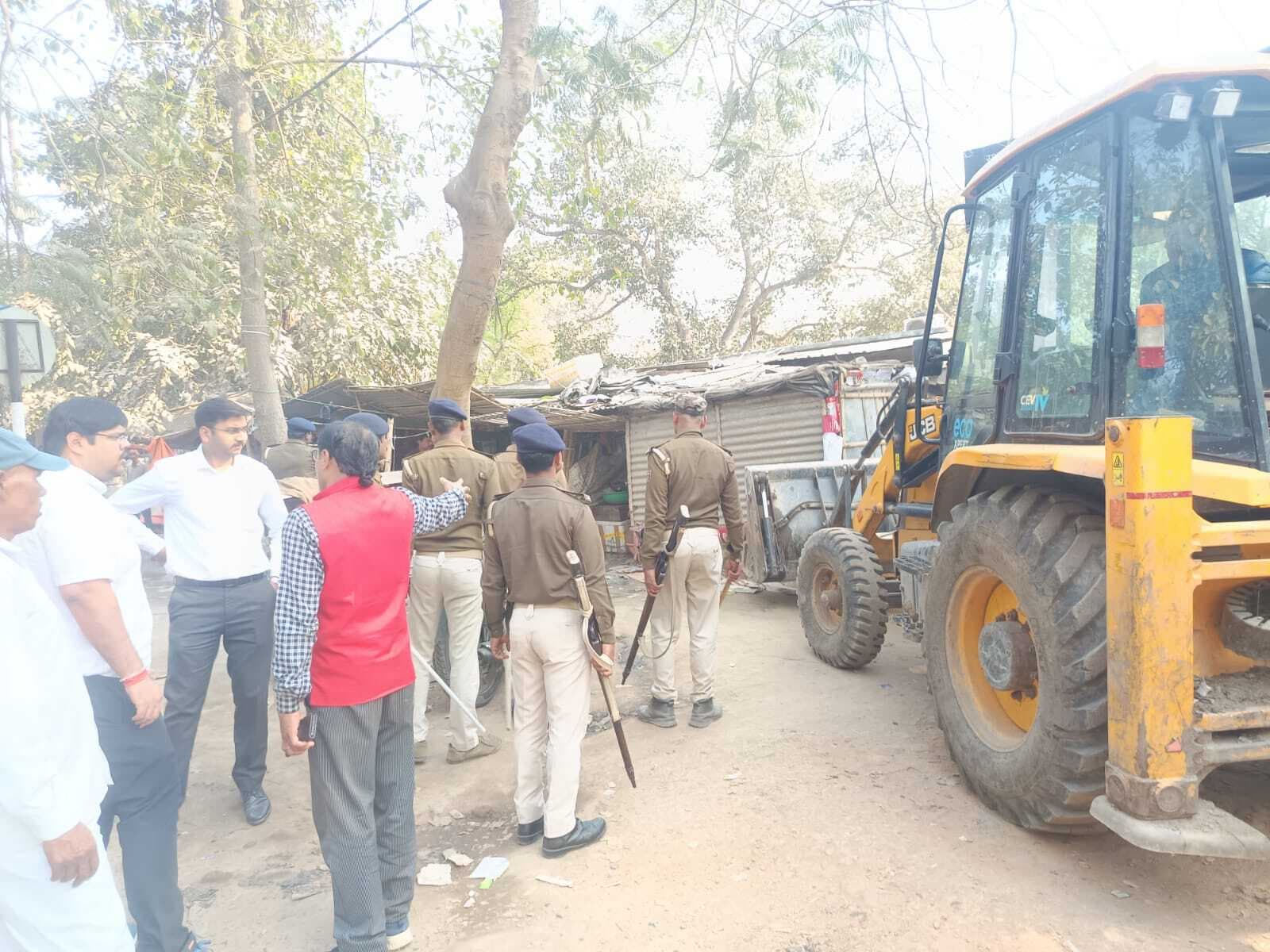 निबंधन कार्यालय से हटाया गया अतिक्रमण