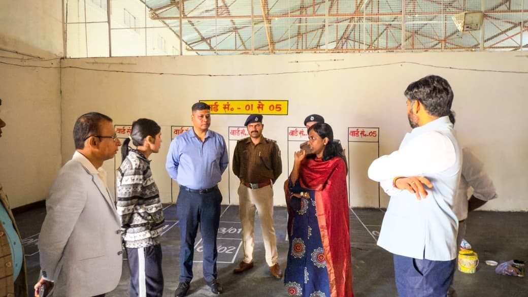 डीसी-एसपी ने वज्र गृह, रिसीविंग सेंटर सह मतदान केंद्र का किया निरीक्षण