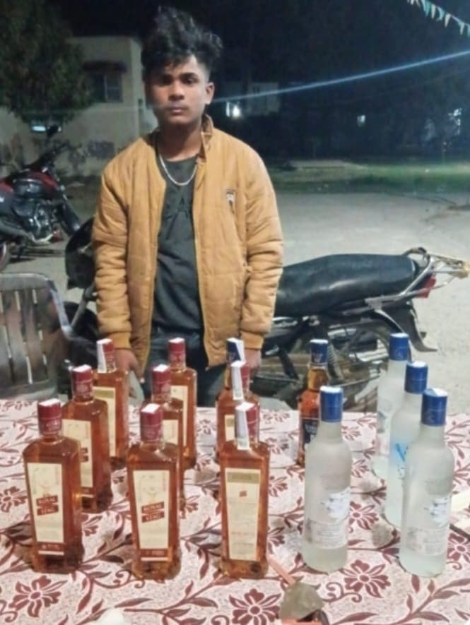 धोरैया पुलिस ने 14 बोतल शराब के साथ बाइक सवार तस्कर को किया गिरफ्तार