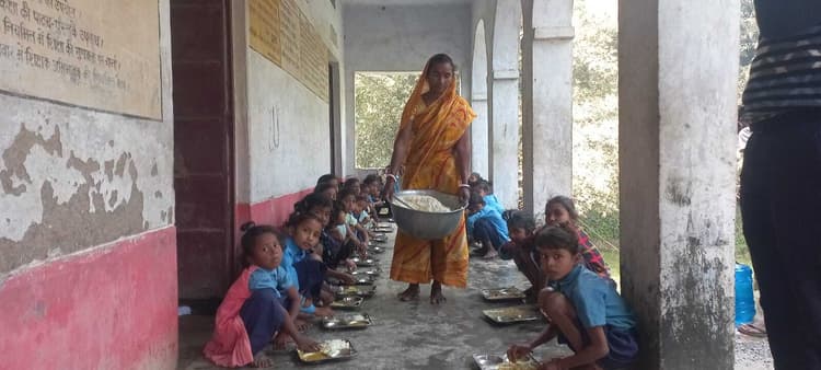 एमडीएम के तहत विद्यालय में एनजीओ से मिल रहे भोजन में गड़बड़ी