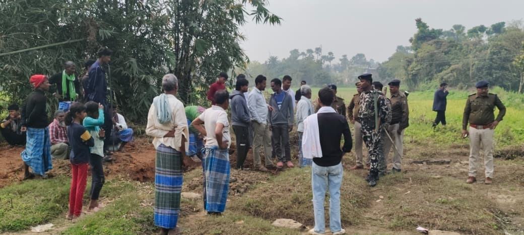 पंचायत सरकार भवन के लिए चिह्लित जमीन पर शव दफनाने को लेकर दो पक्षों में तनाव