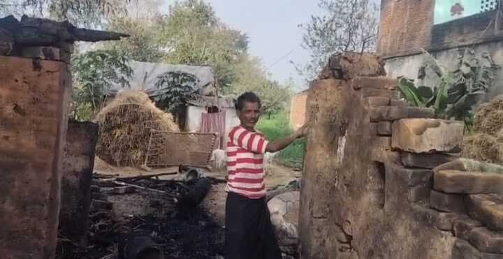 शॉर्ट सर्किट से बंद घर में लगी आग, जलकर राख